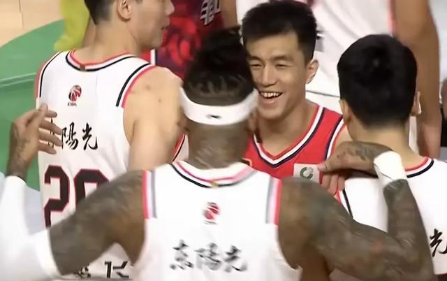 关于深圳队在篮球赛事中大放异彩，成为焦点的信息