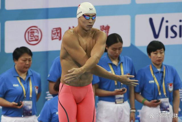 游泳蛙泳男子决赛选手争夺第一