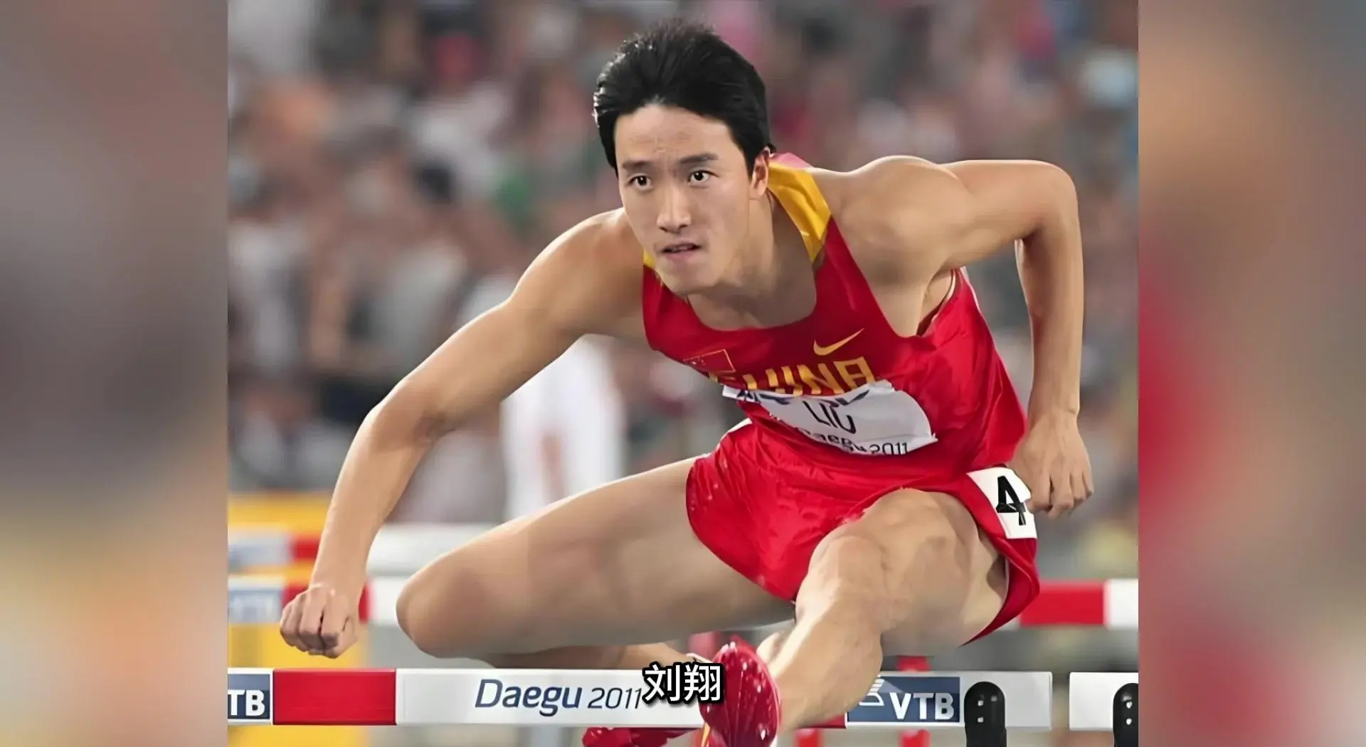 跳水比赛中中国选手飞翔夺冠