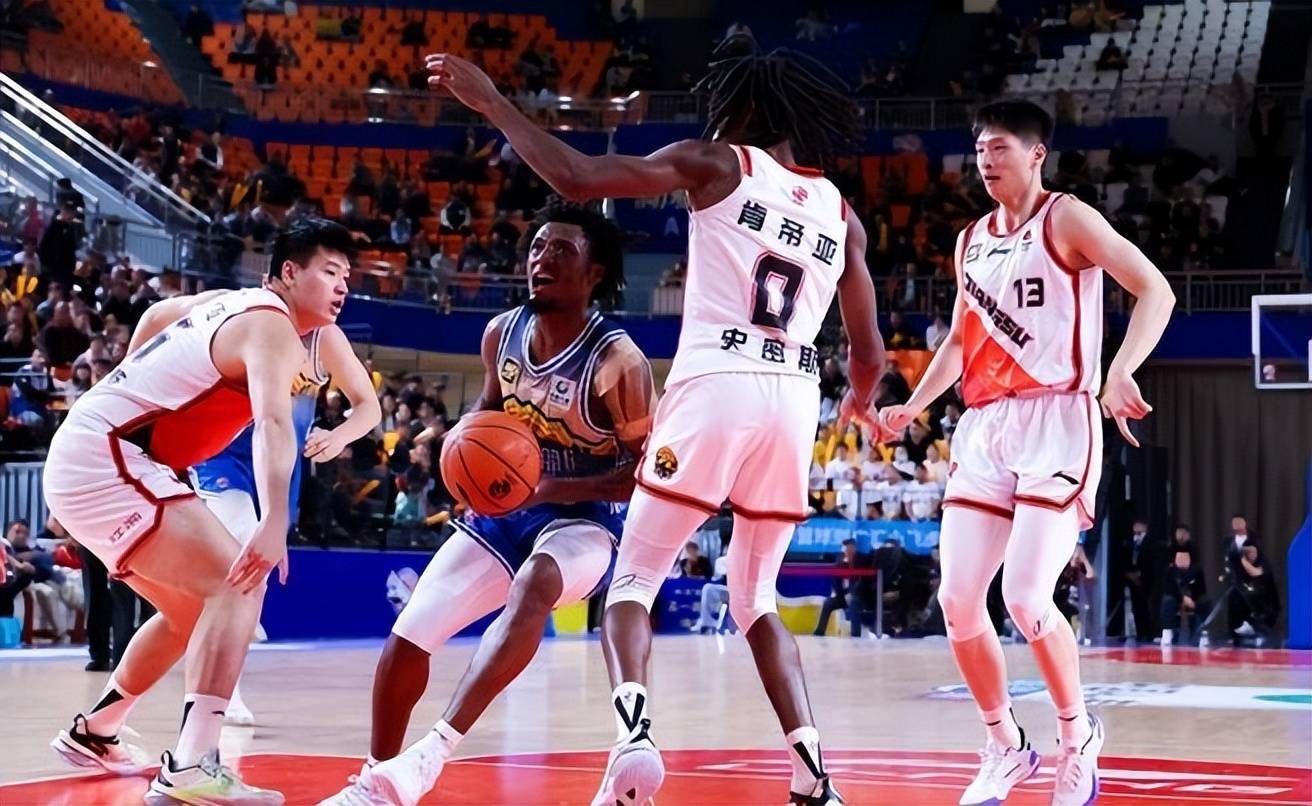 新疆男篮客场击溃四川队，夺得胜利