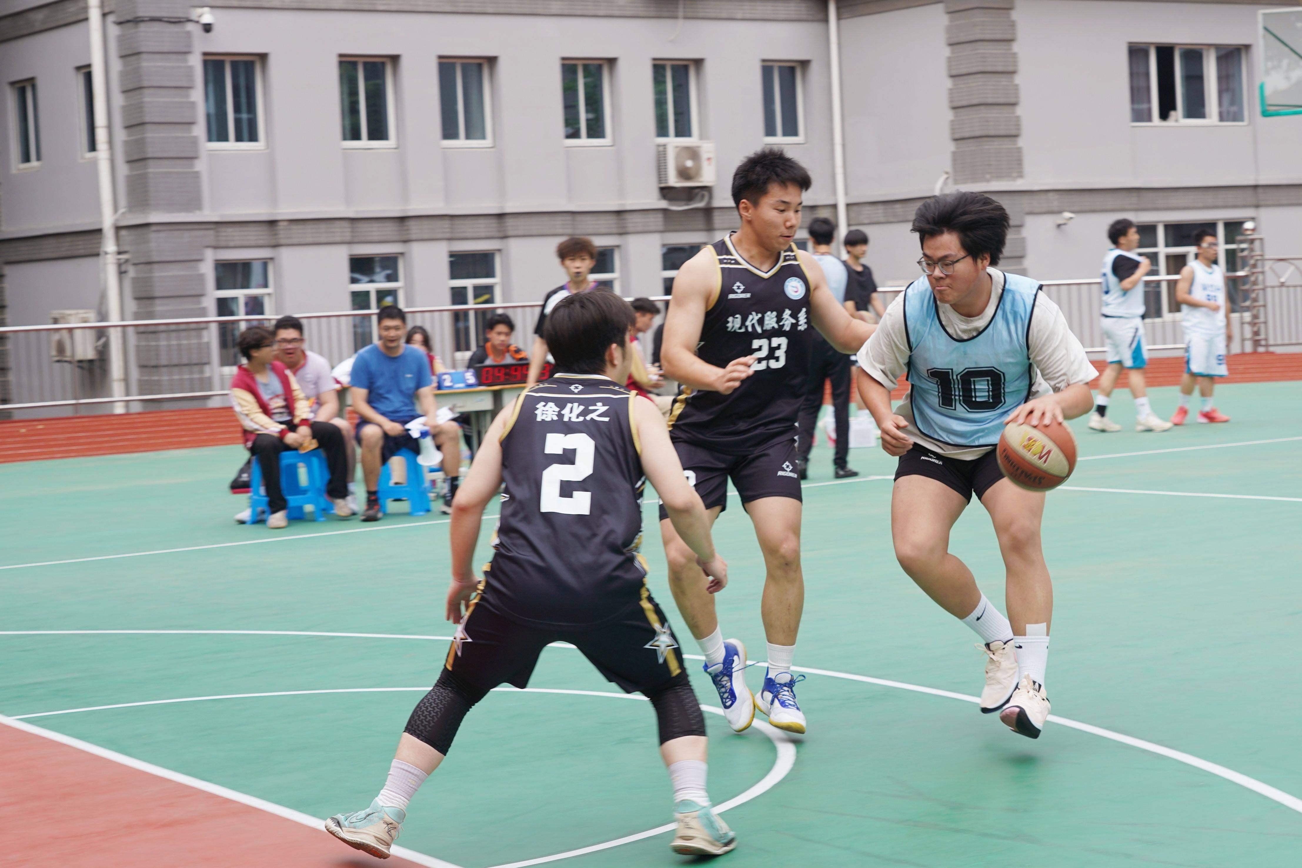 国内篮球职业联赛热火朝天，各队实力均衡